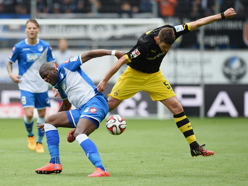 Borussia Dortmunds Sebastian Kehl (r.) und Hoffenheims Anthony Modeste kämpfen um den Ball