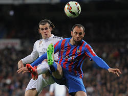 Ramis despeja el cuero ante la presión de Bale en un duelo contra el Real Madrid. (Foto: Getty)