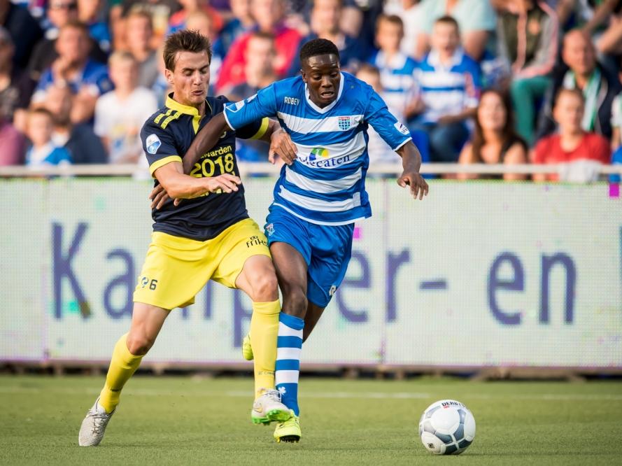 Queensy Menig houdt namens PEC Zwolle Erik Bakker van SC Cambuur van zich af. (12-08-2015)