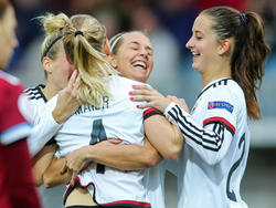 Die deutschen Frauen bejubeln das 2:0 gegen Russland