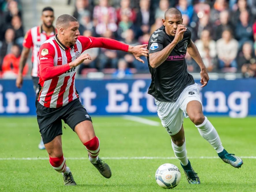 Sébastien Haller (r.) is verlost van Jeffrey Bruma en kan op weg naar het doel tijdens PSV - FC Utrecht. (08-11-2015)