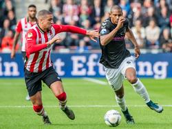Sébastien Haller (r.) is verlost van Jeffrey Bruma en kan op weg naar het doel tijdens PSV - FC Utrecht. (08-11-2015)