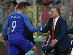 Vincent Janssen (l.) wordt naar de kant gehaald en krijgt de complimenten van assistent-bondscoach Dick Advocaat. De spits van AZ opende de score namens Oranje in en tegen Polen. (01-06-2016)