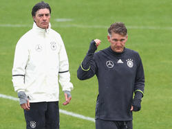 Bundestrainer Löw (l.) stellt Bastian Schweinsteiger (r.) einen Einsatz gegen Nordirland in Aussicht