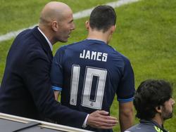 Zidane habla James Rodríguez antes de que el cafetero salte al campo. (Foto: Getty)