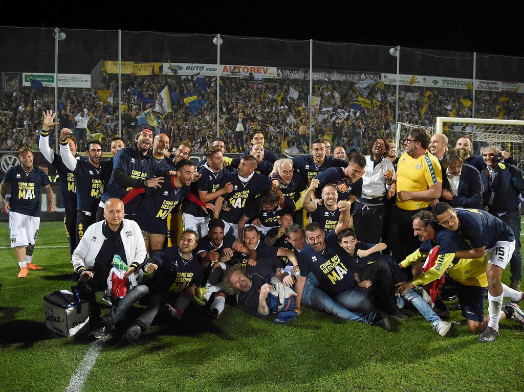 El Parma al completo celebra el ascenso en La Spezia. (Foto: Imago)