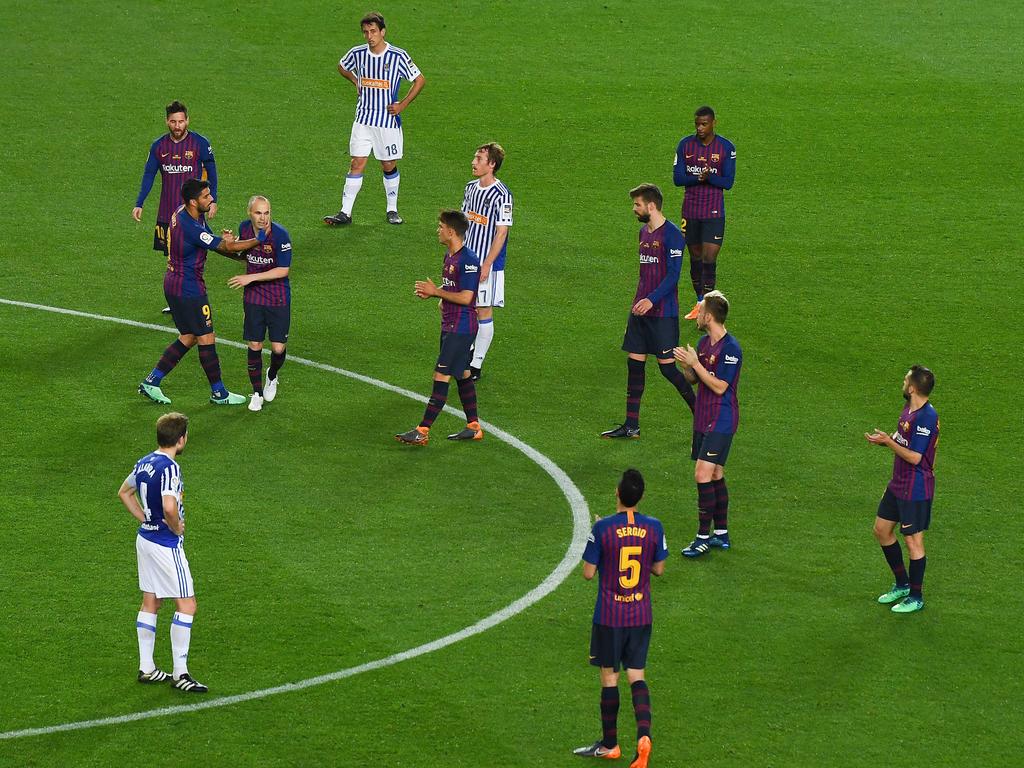 Iniesta es sustituido y todo su equipo le aplaude. (Foto: Getty)