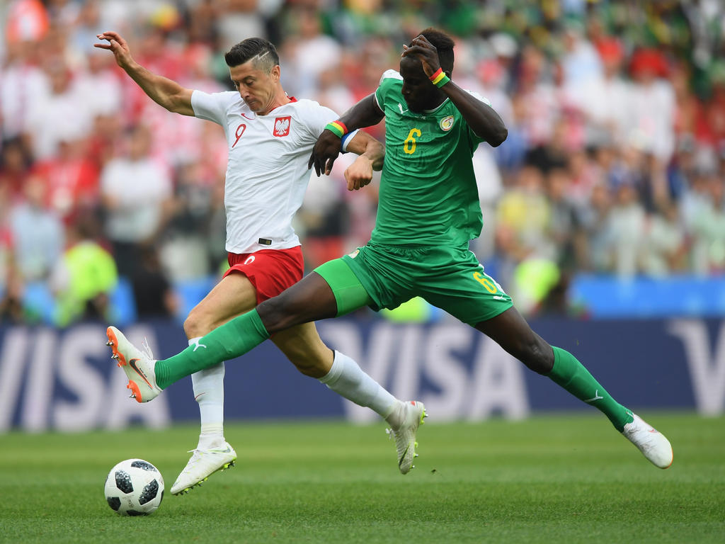 Ließ Polen-Star Robert Lewandowski kaum zur Entfaltung kommen: Senegals Salif Sané