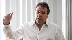 Heribert Bruchhagen findet im Verhalten der Schalker Ultras arrogant
