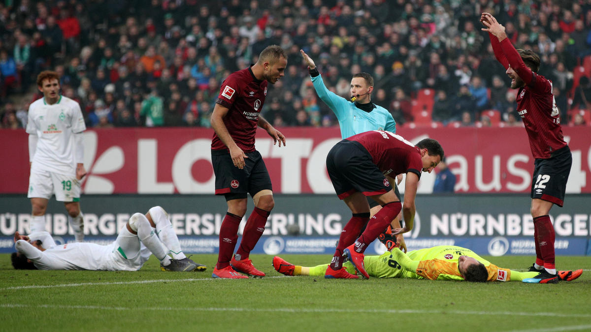 Christian Mathenia lag nach einem Zusammenstoß minutenlang benommen auf dem Rasen Christian Mathenia lag nach einem Zusammenstoß minutenlang benommen auf dem Rasen