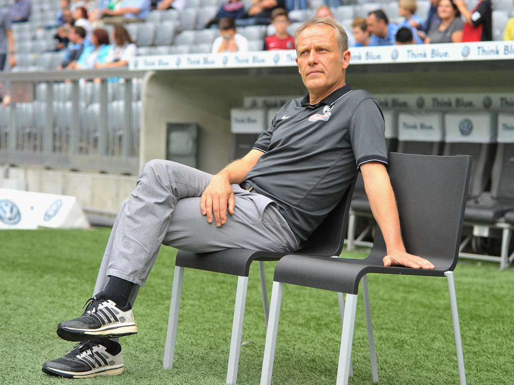 Freiburgs Trainer Christian Streich nachdenklich am Spielfeldrand