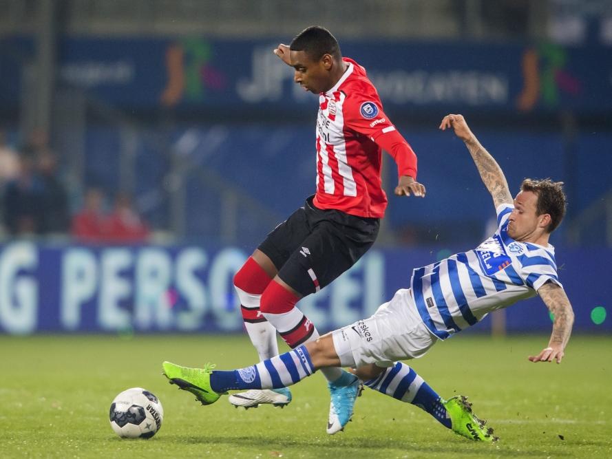 Pablo Rosario (l.) probeert een tackle van Robert Klaasen (r.) te ontwijken tijdens het competitieduel De Graafschap - Jong PSV (31-03-2017).