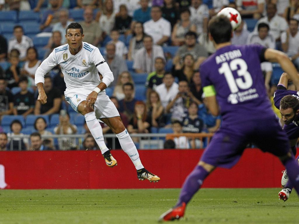 Ronaldo ejecuta un golpeo que acaba entrando por la escuadra. (Foto: Imago)