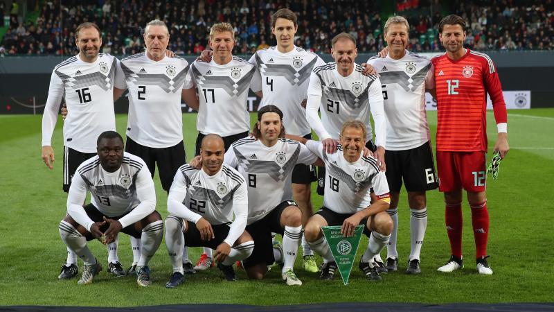 Die Startelf der DFB-All-Stars gegen Italien posiert für ein Mannschaftsfoto vor dem Anpfiff