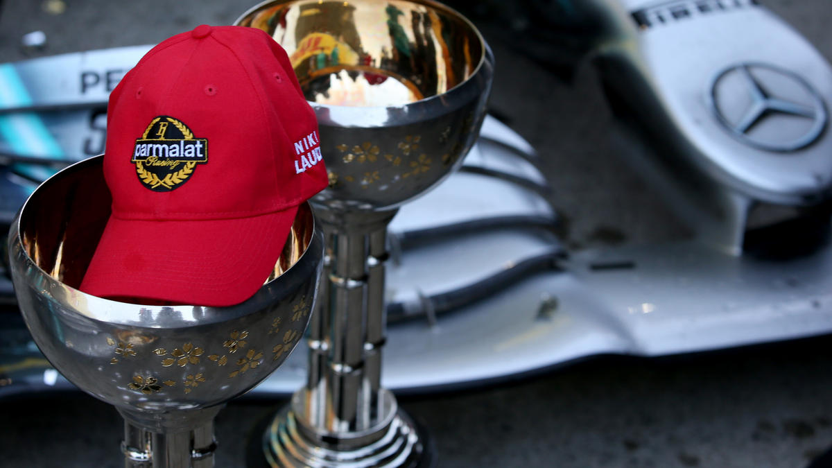 Niki Laudas rote Kappe ist bei der WM-Feier in Suzuka auch mit dabei Niki Laudas rote Kappe ist bei der WM-Feier in Suzuka auch mit dabei
