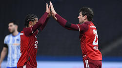 Serge Gnabry und Thomas Müller (r.) sollen beim FC Bayern verlängern