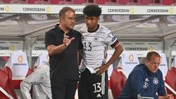 Karim Adeyemi (r.) fehlt Bundestrainer Hansi Flick (l.)