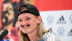 Alexandra Popp beweist Humor