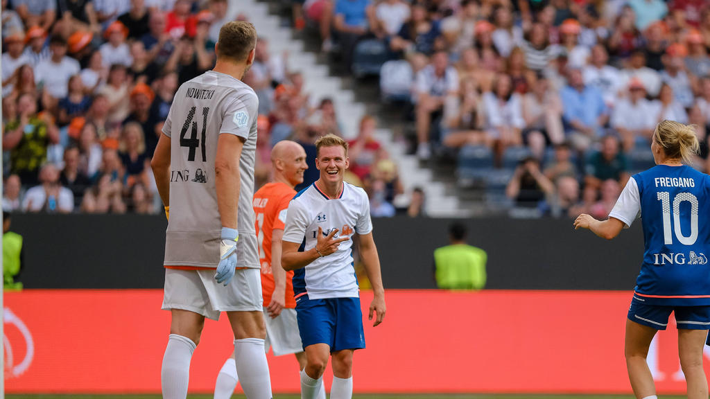 Nowitzki und Schumacher stellten beim Benefizspiel jeweils eine Mannschaft zusammen Nowitzki und Schumacher stellten beim Benefizspiel jeweils eine Mannschaft zusammen