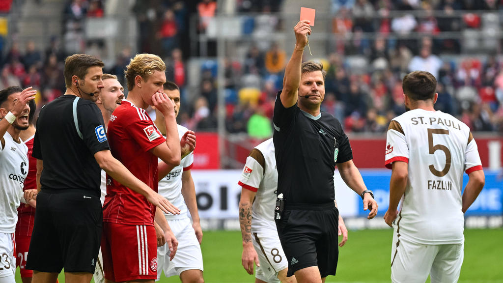 St.Paulis Betim Fazliji bekam im Spiel gegen Fortuna Düsseldorf die rote Karte