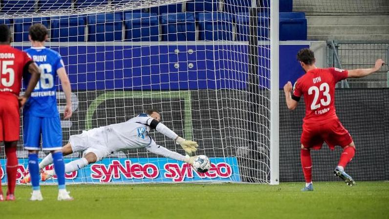 Kölns Mark Uth (r.) scheiterte mit einem Elfmeter an Hoffenheims Keeper Oliver Baumann Kölns Mark Uth (r.) scheiterte mit einem Elfmeter an Hoffenheims Keeper Oliver Baumann