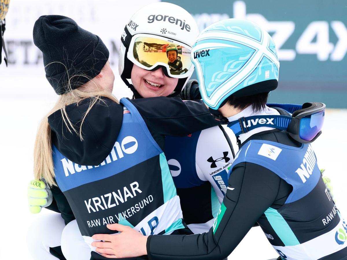 Ema Klinec (M) wird nach ihrem Sieg beim Skifliegen in Vikersund gefeiert.