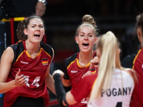 Die deutschen Volleyballerinnen sind mit zwei Siegen in die Olympia-Qualifikation gestartet.