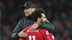 Liverpools Trainer Jürgen Klopp (l.) feiert mit seinem Spieler Mohamed Salah nach dem Sieg