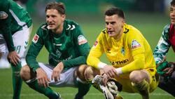 Niklas Stark (li.) bleibt bei Werder Bremen