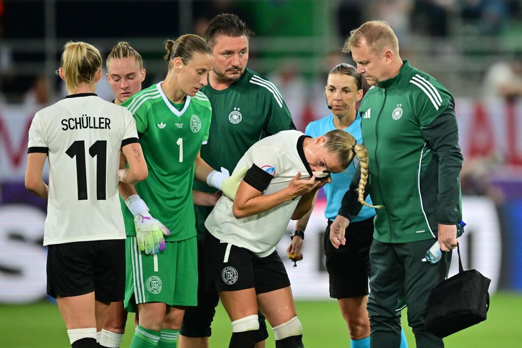 Gwinn wird von ihren Teamkolleginnen getröstet. Gwinn wird von ihren Teamkolleginnen getröstet.