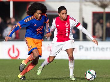 Justin Kluivert (r.) houdt Tahith Chong van de bal tijdens de mini-Klassieker tussen Ajax B1 en Feyenoord B1. (23-01-2016)