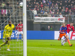 Vincent Janssen (r.) ontdoet zich van Sven van Beek (m.) en scoort op fantastische wijze de 3-1 van AZ Alkmaar tegen Feyenoord. (24-01-2016)