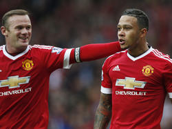 Wayne Rooney (l.) en Memphis Depay (r.) zijn gelukkig tijdens het competitieduel Manchester United - Sunderland. (26-09-2015)