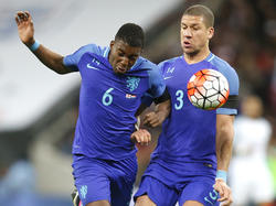 In hun enthousiasme proberen Riechedly Bazoer (l.) en Jeffrey Bruma (r.) de bal gelijktijdig aan te nemen tijdens de oefeninterland Engeland - Nederland. (29-03-2016)