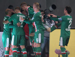 Die Spieler des FC Augsburg bejubeln den Heimsieg gegen Bremen