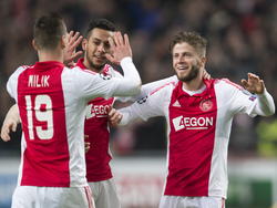 Arkadiusz Milik (l.) en Ricardo Kishna (m.) van Ajax vieren een feestje met doelpuntenmaker Lasse Schöne (r.) in het Champions League-duel met APOEL Nicosia. (10-12-2014)
