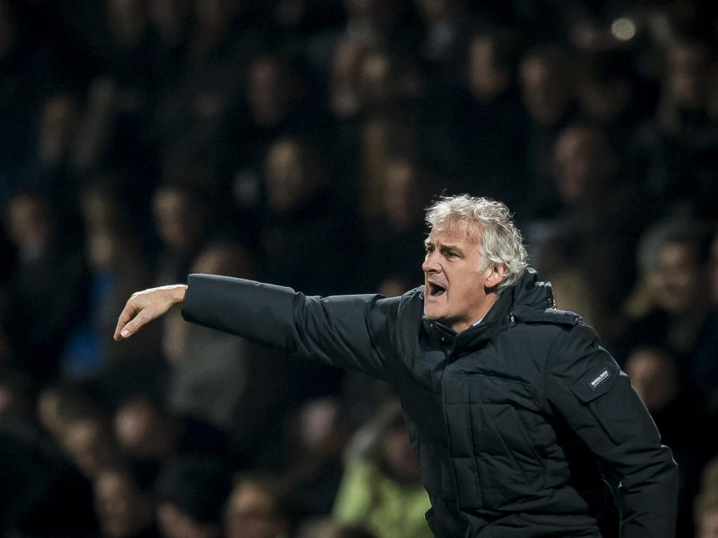 Fred Rutten is druk aan de zijlijn tijdens het duel Heracles - Feyenoord. Het loopt even niet bij Feyenoord en dus moet er gecoacht worden. (14-02-2015) Fred Rutten is druk aan de zijlijn tijdens het duel Heracles - Feyenoord. Het loopt even niet bij Feyenoord en dus moet er gecoacht worden. (14-02-2015)