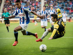 Jerry St. Juste (l.) is te sterk voor Valeri Qazaishvili (r.) tijdens het play-offduel sc Heerenveen - Vitesse. (28-05-2015)