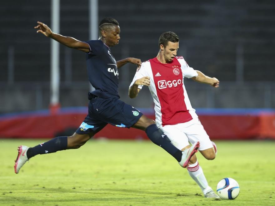 Nick Viergever (r.) legt net op tijd aan om een lange bal naar voren te geven, voordat Dylan Saint-Louis kan onderscheppen tijdens de oefenwedstrijd tussen Ajax en AS Saint-Étienne. (22-07-2015)