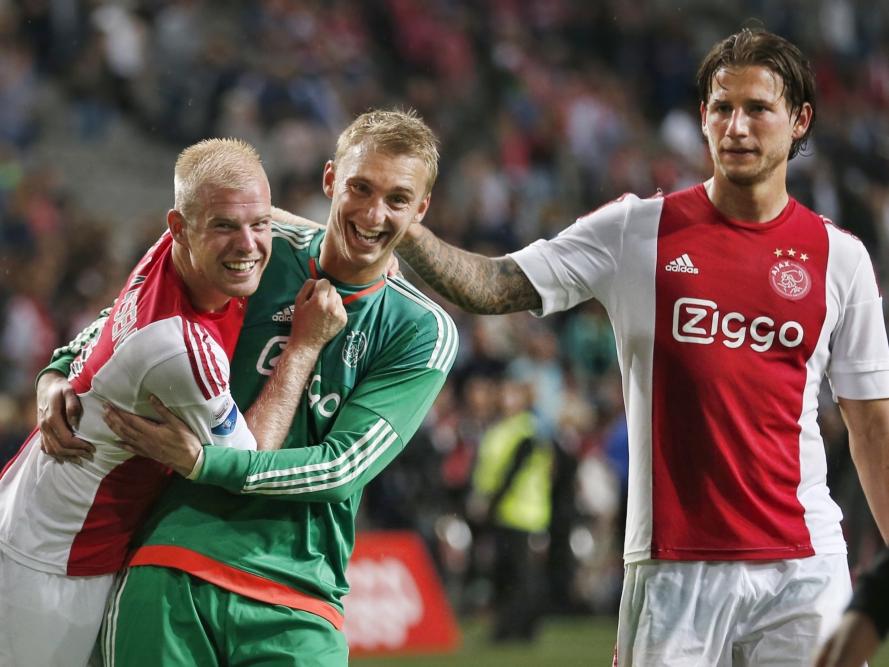 Davy Klaassen (l.), Jasper Cillessen (m.) en Mitchell Dijks (r.) vieren de 3-0 overwinning van Ajax op Willem II. (15-08-2015)