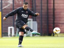 Mounir El Hamdaoui schiet tijdens een training van AZ Alkmaar op doel. (15-09-2015)
