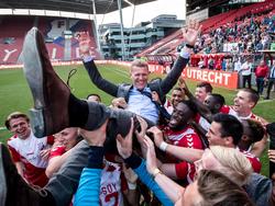 De spelers van Jong FC Utrecht nemen hun trainer Robin Pronk op de schouders na  het kampioenschap. (09-05-2016)