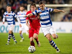 Peet Bijen (l.) vecht een duel uit met Jeroen Tesselaar (r.) tijdens het competitieduel De Graafschap - FC Twente (15-04-2016).