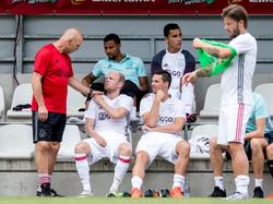 V.l.n.r: Davy Klaassen, Ricardo van Rhijn, Nick Viergever, Anwar El Ghazi. Aanvoerder Klaassen heeft last van zijn schouder en moet de eerste oefenwedstrijd van Ajax aan zich voorbij laten gaan. (09-07-2016)