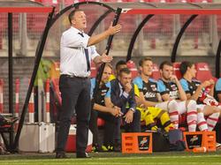 AZ-trainer John van den Brom probeert zijn manschappen aan te sturen in de Europa League-kwalificatiewedstrijd AZ - Vojvodina. (25-08-2016)
