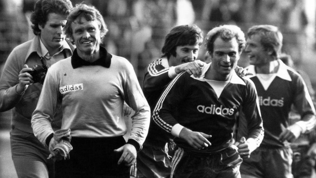 Maier (l.) und Hoeneß (r., vorn) nach dem 6:5-Sieg des FC Bayern in Bochum Maier (l.) und Hoeneß (r., vorn) nach dem 6:5-Sieg des FC Bayern in Bochum
