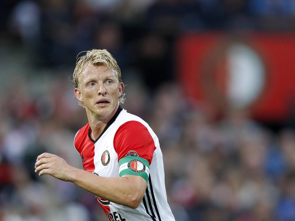 Dirk Kuyt gaat diep tijdens het competitieduel Feyenoord - Roda JC Kerkrade (25-09-2016).