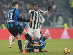 El habilidoso atacante Douglas Costa seguirá haciendo de las suyas en el Calcio. (Foto: Getty)