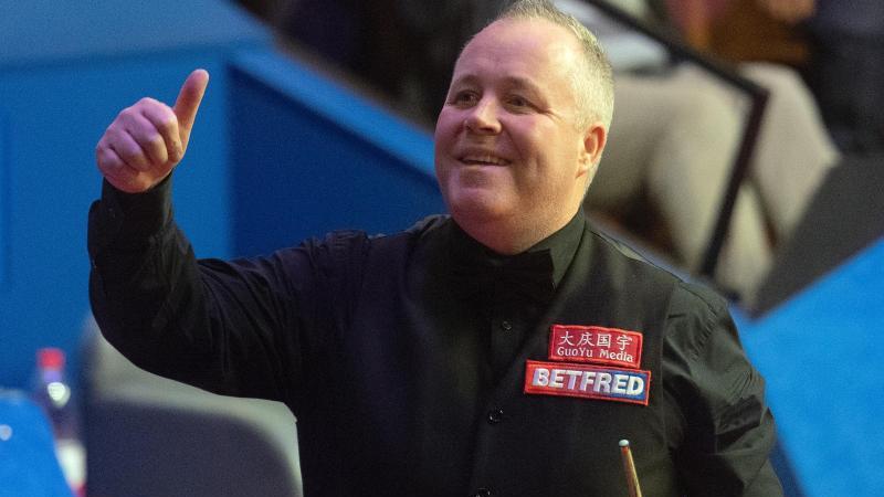 John Higgins zeigt nach seinem Sieg im Halbfinale mit einem Daumen nach oben John Higgins zeigt nach seinem Sieg im Halbfinale mit einem Daumen nach oben