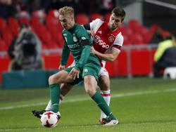 Tom van Weert moet moeite doen om Ajax-verdediger Joël Veltman achter zich te houden. (04-12-2016)
